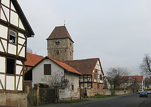 Leerstand Bergshäuser Str. 6, 2011, dahinder die Kirche Waldau, 2011