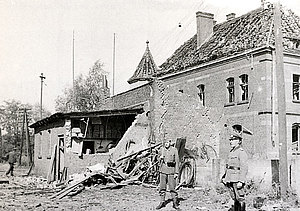 Soldaten vor dem zerstörten Bahnhof Bettenhausen, 1943