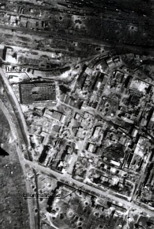 Das Bild ist eine Luftaufnahme und zeigt die Bombentrischter und die zerstörte Halle 29 der Fieseler Werke an der Söhrestraße.