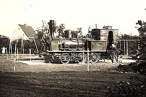 Eine alte Dampflokomotive steht auf dem Spielplatz in der Osterholzstr.