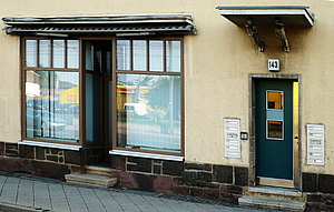 Ladengeschäft und Hauseingang Leipziger Straße 143, 2012