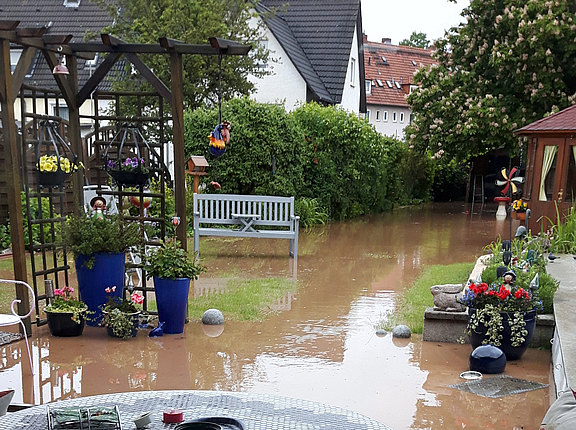 Das Wasser steigt im Garten an 