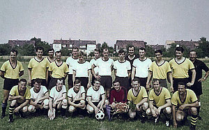 Im gelben Trikot die Reservespieler des KFV Sportfreunde 09.