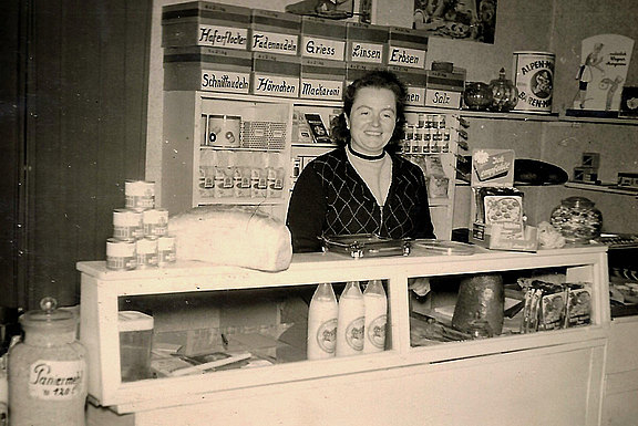 Meine Mutter im Laden 1955 