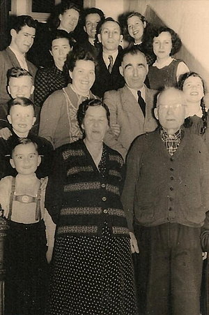 Die Großeltern Heinrich und Elisabeth Reitz mit der Familie 1952 auf der Treppe im Gartenhaus