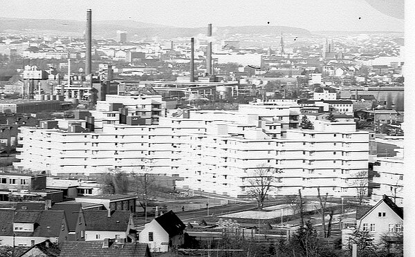 Das neue  WEIßE SCHLOSS vor den rauchenden Schloten der ENKA AG . (Foto 1978; vom Lindenberg aus)