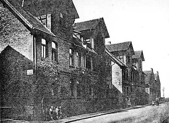 Kinder vor Häusern in der Huthstraße 1903 