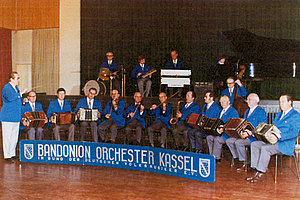Bandonion Orchester in blauen Sakkos beim Auftritt