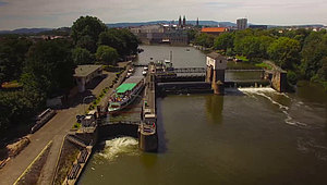 Luftbild von der Stadtschleuse Kassel, Schiffe in der Schleuse und im Hintergrund Blick auf die Türme der Martinskirche