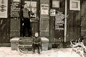 Vor dem Geschäft meiner Eltern mit Mitbewohnern im Haus