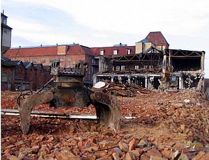 Bagger mit Abrissresten vor der Salzmannruine