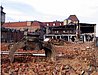 Bagger mit Abrissresten vor der Salzmannruine