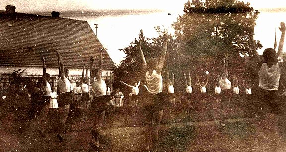 die Mädels zeigen Gymnastik- und Sportübungen vo den Eltern 