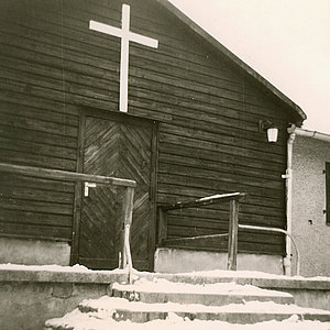Eingangstür zum Haupthaus der Wartburghütte im Winter 1960