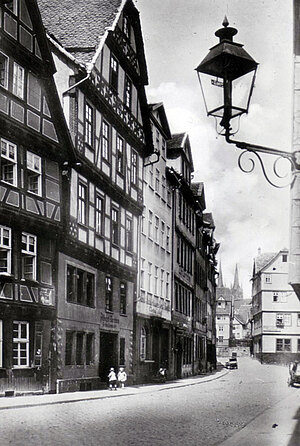 Fachwerkhäuser an der Ecke hängt eine Gaslaterne