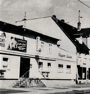 Straßenansicht Tahlia Kino,Filmplakat Heisse Liebe