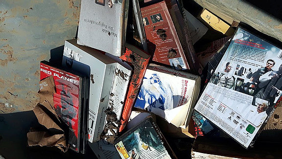 Bücher, CDs, DVDs - nur noch Unrat 