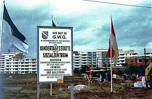Schild für Bau der Städt. Kindertagesstätte, Im Hintergrund die Heinrich-Steul-Siedlung