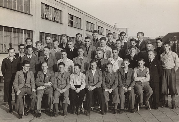 Lehrlingsgruppe bei den Gerhard-Fieseler-Werken 1916 