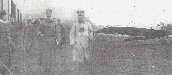 Prinz Heinrich mit langem Matel besichtigt beim Flugtag 1913 die eintrefenden Flugzeuge