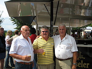 .Von links: 1. Vorsitzender Heinz-Jürgen Schulze, stellv. Vorsitzender Frank Zimmermann, 1. Rechner(Schatzmeister) Wilfried Strube beim Frühschoppen zum 80-jährigen Jubiläum 2009