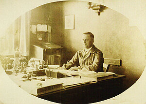 Der Leiter des Altenheims H. Richter