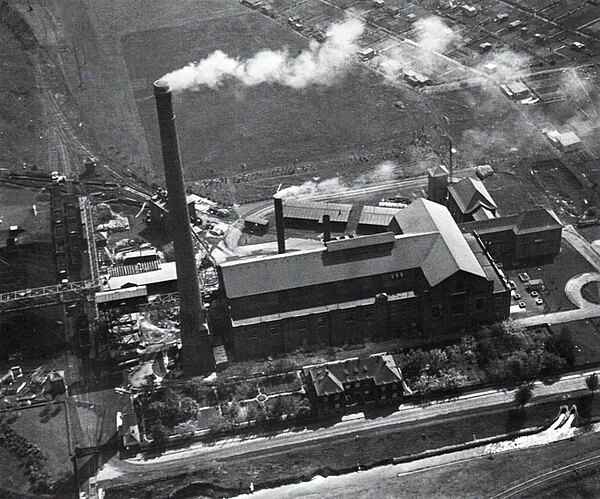 Das Kraftwerk an der die Losse vorbei fließt. Am unteren rechten Bildrand erkennt man die Ausflüsse und den Betonkanal des Kraftwerkes.