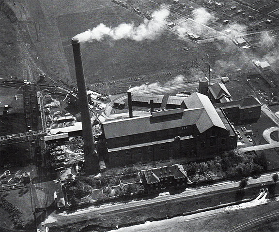 Das Kraftwerk an der die Losse vorbei fließt. Am unteren rechten Bildrand erkennt man die Ausflüsse und den Betonkanal des Kraftwerkes. 