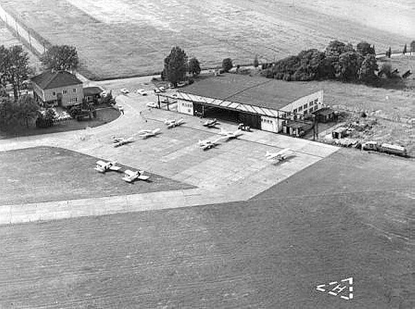 Flughafenkontrollgebäude 1965 und Hangar