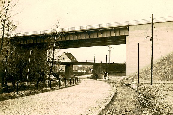 Söhrebahntrasse überführt die Ochshäuser Str. und unterführt die Autobahn A7 (von Ochshausen aus gesehen) 