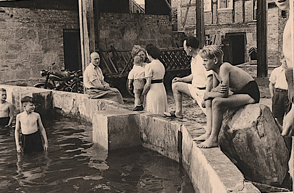 Kinder im Wasser des Freibades Dahlheim 