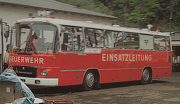 Der rote Einsatzleitbus der Feuerwehr Kassel steht vor einem Gebäude 