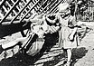 Spielende Kinder am Leiterwagen auf dem Hof Schweitzer, 1957