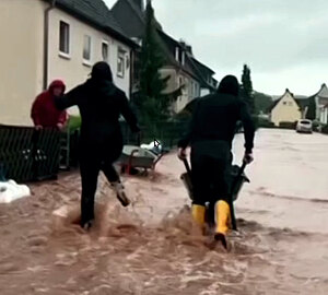Anwohner holen sich Sand vom Schröderplatz