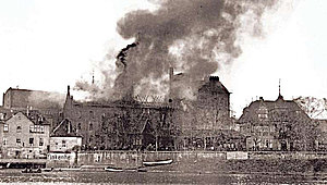 Blick über die Fulde, Feuer und Rauchwolken über der Vogtschen Mühle