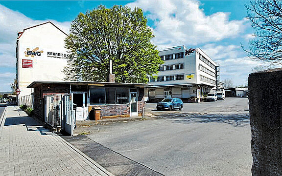 Einfahrt der Hafenstraße auf das Logistikgelände, Fassadenschrift BWG 