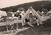 Karl Wills sitz in seinem kleinen Hauszelt davor Camping Tisch und Stühle, 1959