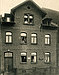 Wohnhaus Stiftstraße Anfang des 20. Jahrhunderts, Bewohner schauen aus den Fenstern
