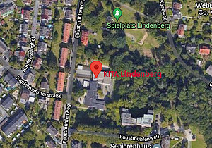 Satelitenbild zeigt die Gebäude der Kita-Lindenberg und hinter einem Wäldchen den Kinderspielplatz
