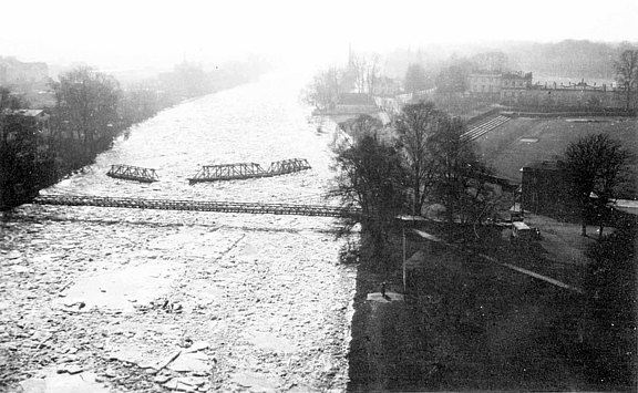 Eisgang 1940, Teile der zerstörten Badebrücke treiben auf die Drahtbrücke zu 