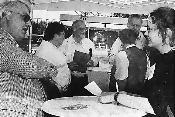 Diskussion der Forstfelder vor dem Edeka 