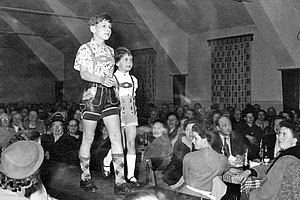 Jürgen und Jutta präsentieren Lederhosen im Theater des Ostens