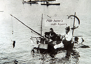 Zwei Männer im Boot angeln einen Schuh 1929