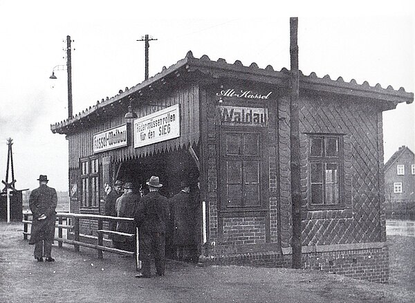 Personen am Bahnhof Waldau 1943, Schild mit Räder müssen rollen für den Sieg