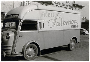 Möbelwagen Salomon vor Theater des Ostens, 1950er Jahre