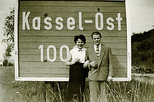 Zwei Personen vor dem Hinweisschild Kassel-Ost