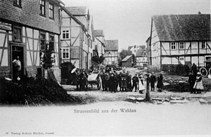 Fachwerkhäuser und Bewohner der Bergshäuser Straße 1905