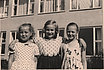 Gisela Stratmann (m.) mit Mitschülerinen vor der Schule Am Lindenberg 1954