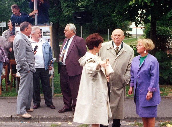 Festgäste: v.l.n.r: GWG-Geschäftsführer Helmut Röse, Stadtverordneter Günter Schicketanz, Ortsvorsteher Falk Urlen, unbekannt, ehem. Oberbürgermeister Karl Branner, Stadtverordnete Hannelore Diederich 