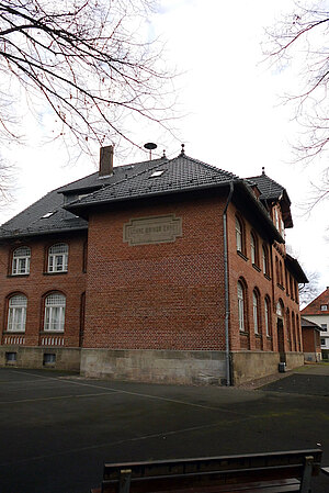 Am Bürgerhaus Waldau, ehemalige Schule, ist der Spruch von 1905 "LEHRE BRINGT EHRE" zu lesen.